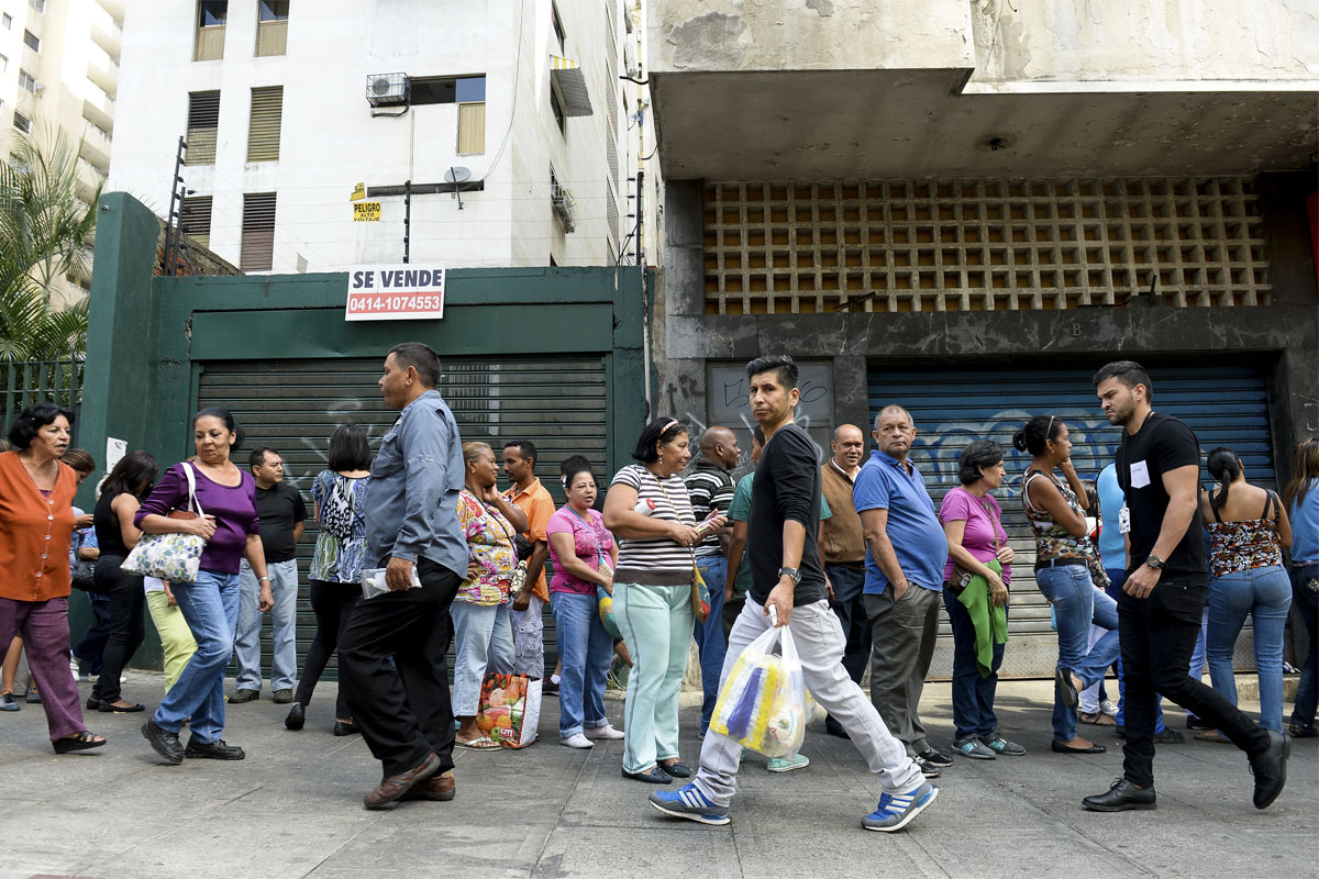 Colas a las puertas de un supermercado en Caracas. (Foto: AFP)