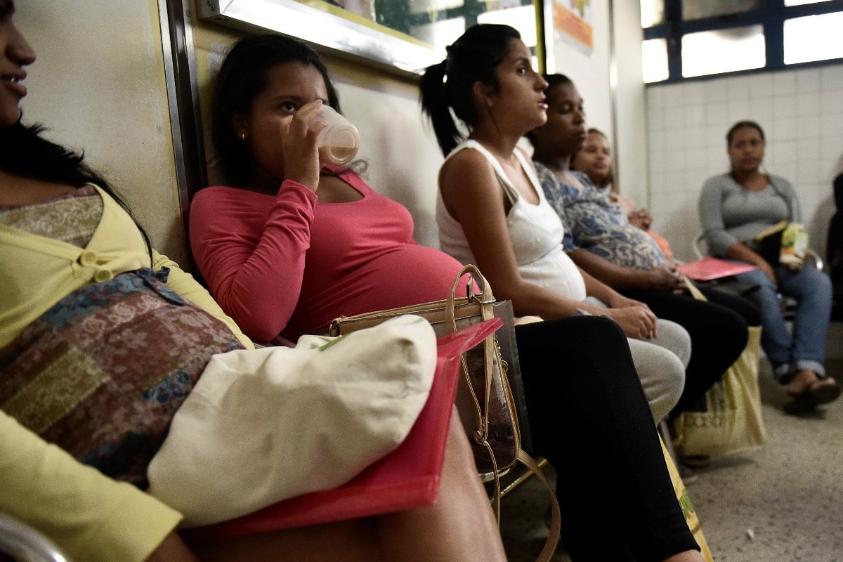 Mujeres embarazadas a la espera de ser atendidas en un hospital de Caracas, Venezuela. (Foto: Getty)