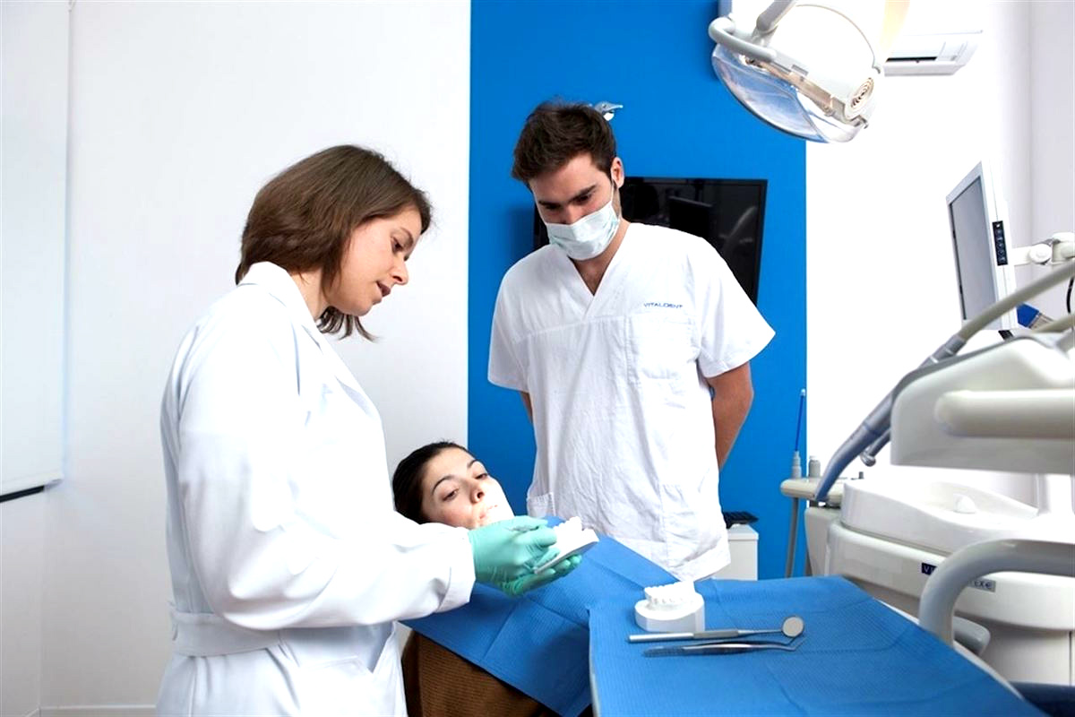 Dentistas en una clínica de Vitaldent.