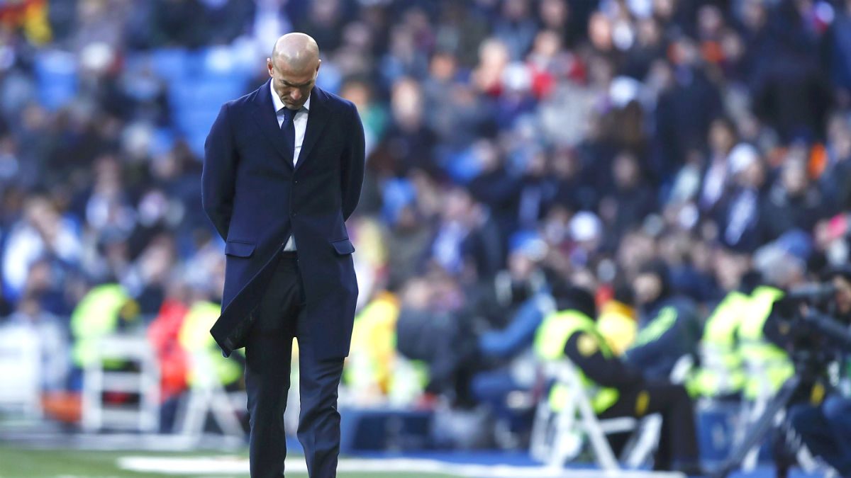 Zidane, cabizbajo durante el derbi del Bernabéu. (Getty)