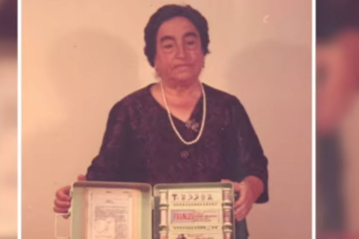 Imagen de Ángela Ruiz Robles con su libro electrónico.