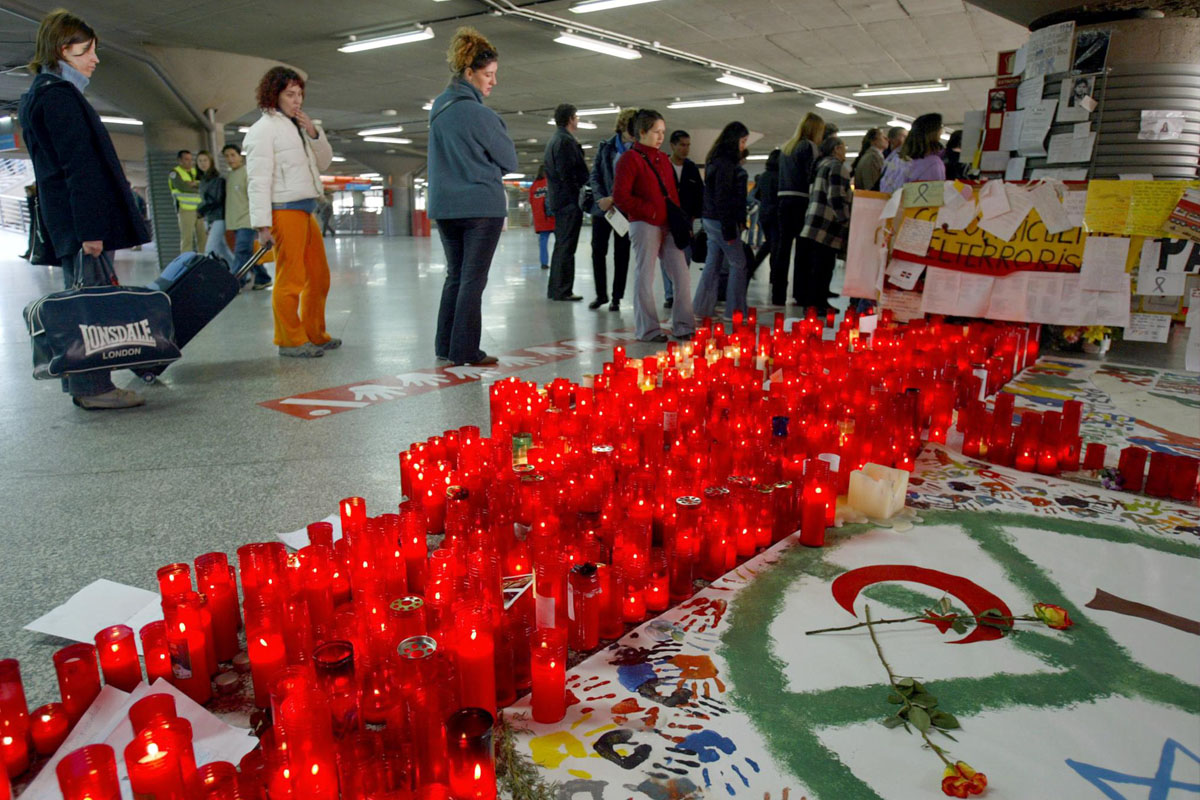 Atocha se llenó de velas en recuerdo de las víctimas. (Foto: AFP)