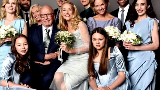 Jerry Hall vuelve a usar twitter publicando una foto de su boda con Rupert Murdoch