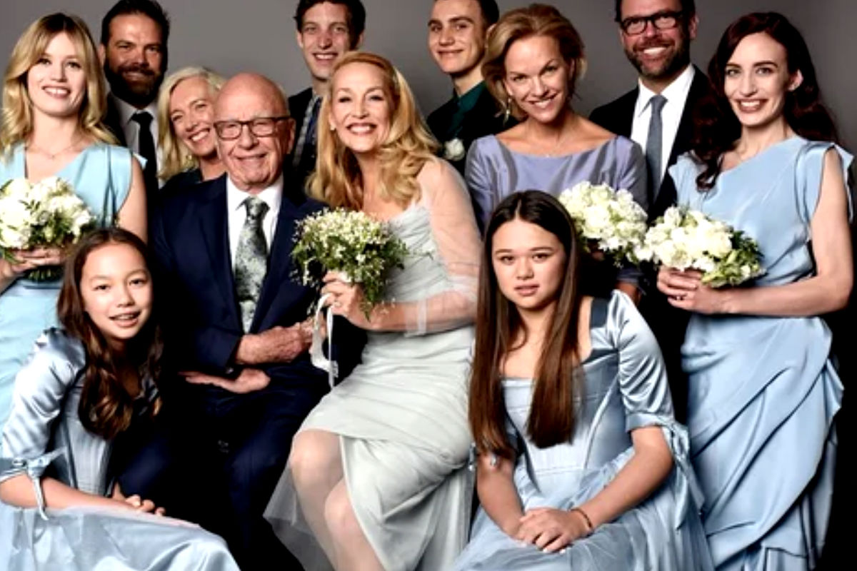 Imagen de la nueva familia formada por Rupert Murdoch y Jerry Hall al contraer matrimonio el pasado sábado en Londres en una ceremonia sencilla.