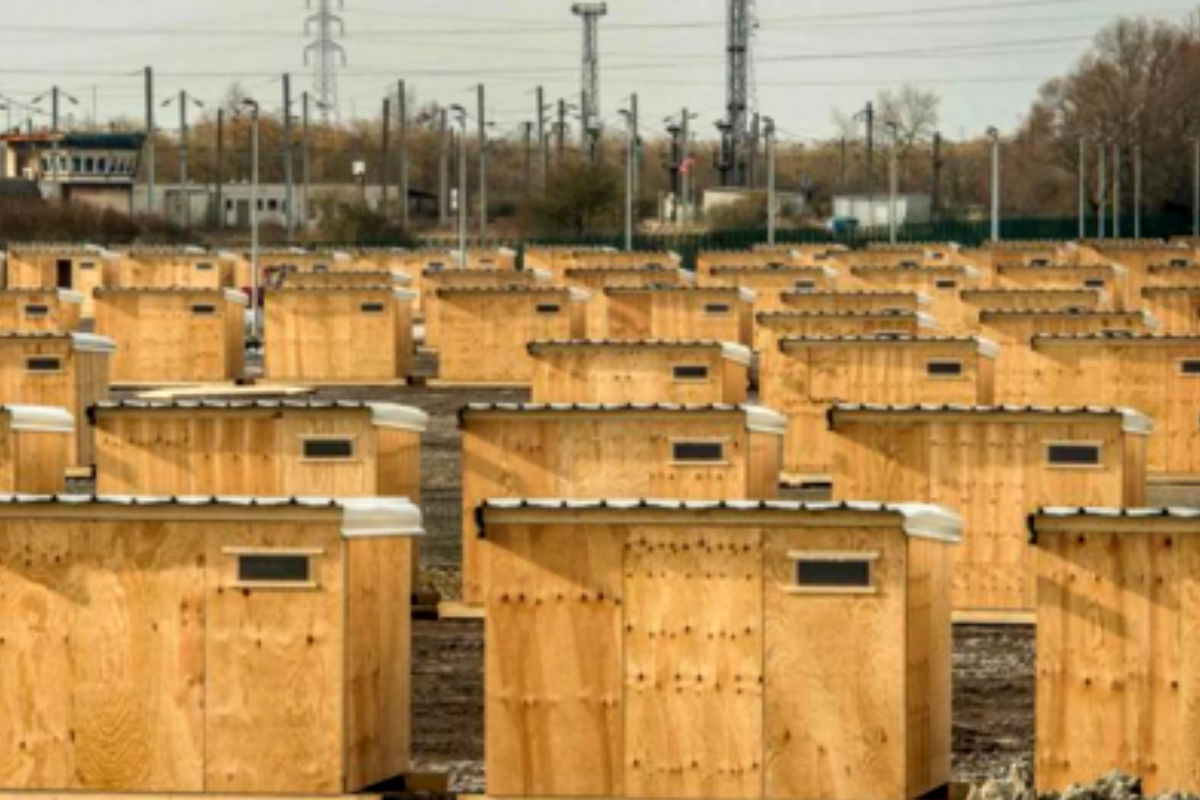 Imagen de las casas que alojarán a los refugiados en el campamento inaugurado este lunes por MSF. (AFP)