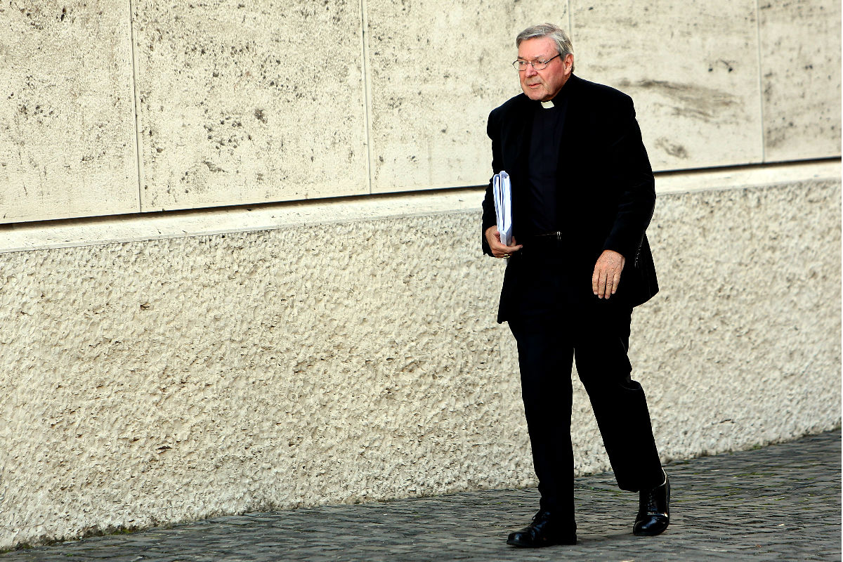 Imagen del cardenal George Pell caminando por las calles de Roma. (Getty)