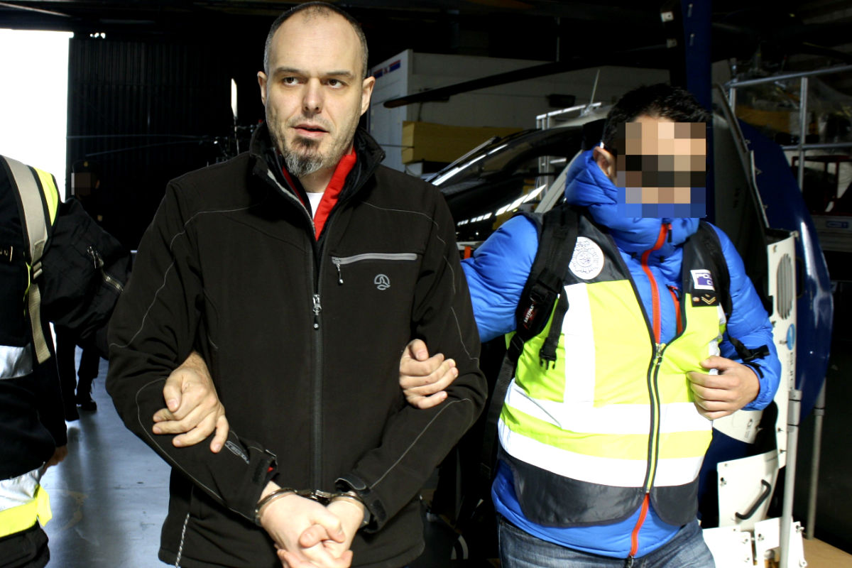 Imagen del etarra a su llegada a España siendo trasladado por la Policía Nacional. (Efe)