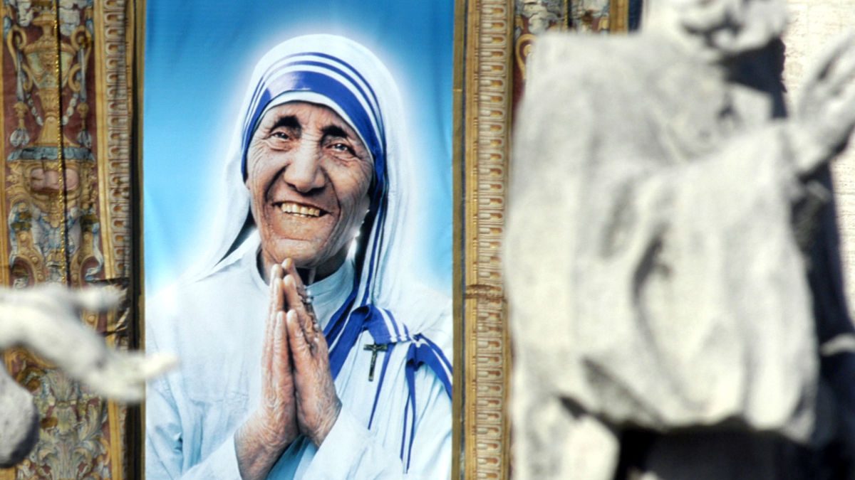 Imagen de la madre Teresa de Calcuta pintada sobre un tapiz colgado en la plaza del Vaticano. (Efe)