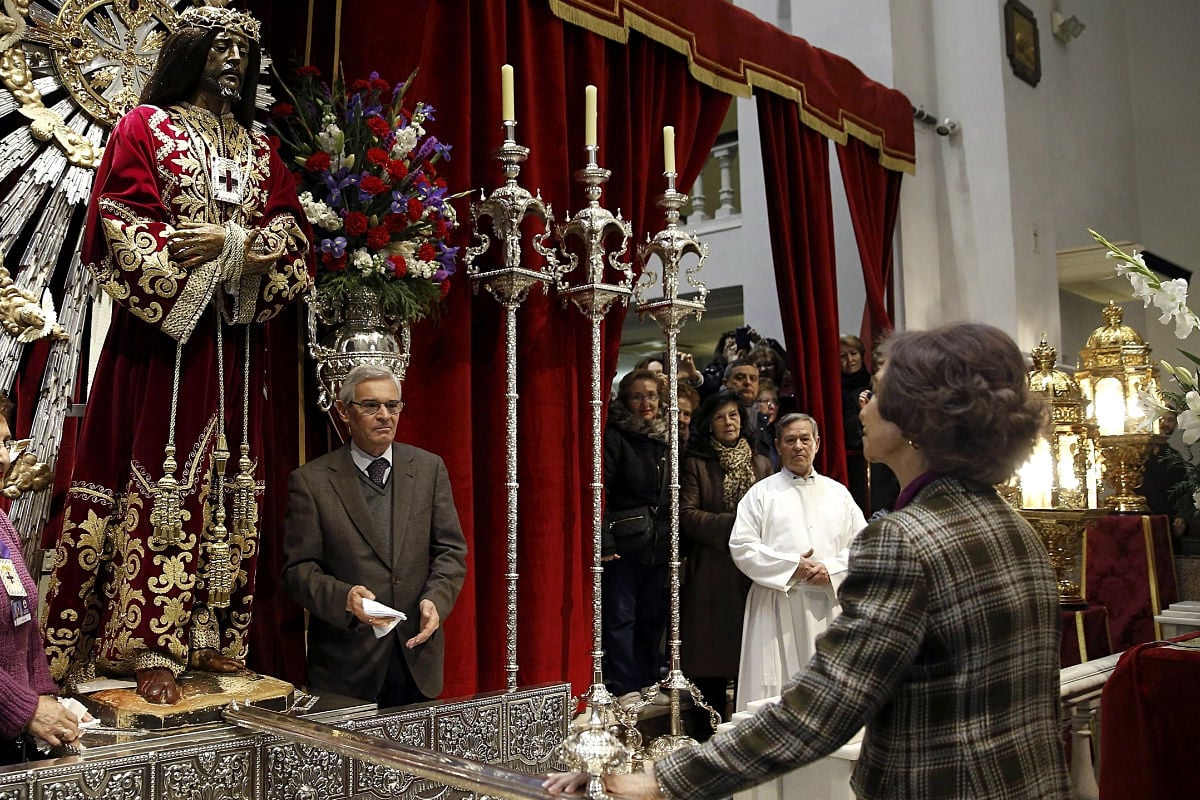 Imagen de Doña Sofía haciendo una promesa al cristo de Medina. (Efe)