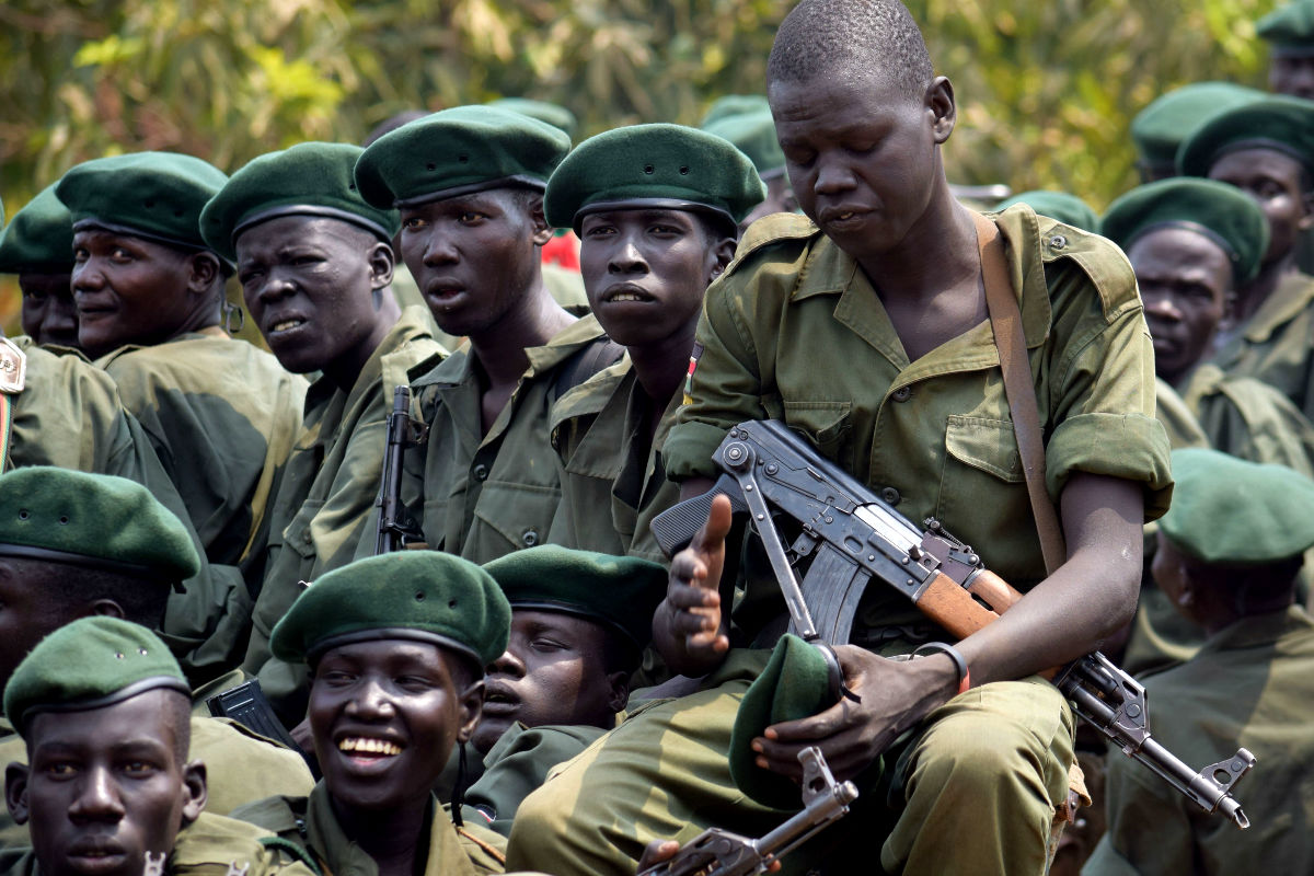 Imagen de soldados de Sudán del Sur, donde las mujeres pueden ser violadas como forma de pago por sus servicios en el Ejército. (Getty)