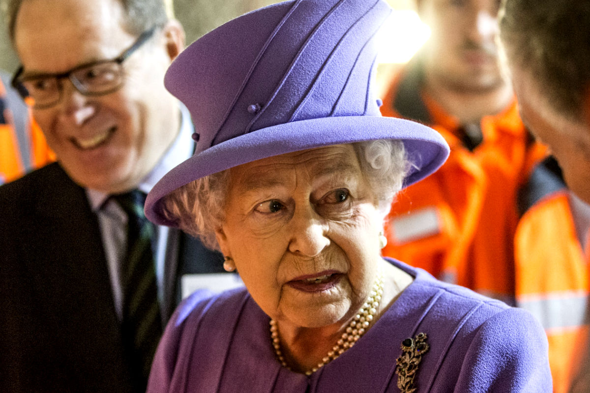 Imagen de la reina de Inglaterra, Isabel II, en un acto de inauguración de unas obras públicas. (Getty)