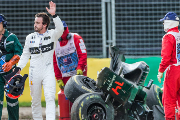 Fernando Alonso sale de su monoplaza destrozado en Australia. (AFP)