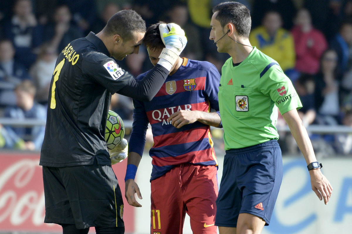 Asenjo recrimina a Neymar el penalti que no fue en presencia del árbitro. (AFP)