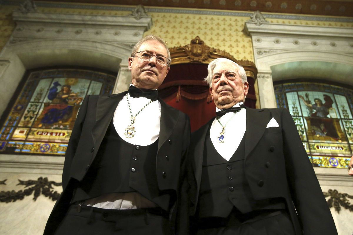 Félix de Azúa junto al escritor peruano Mario Vargas Llosa (Foto: Efe).