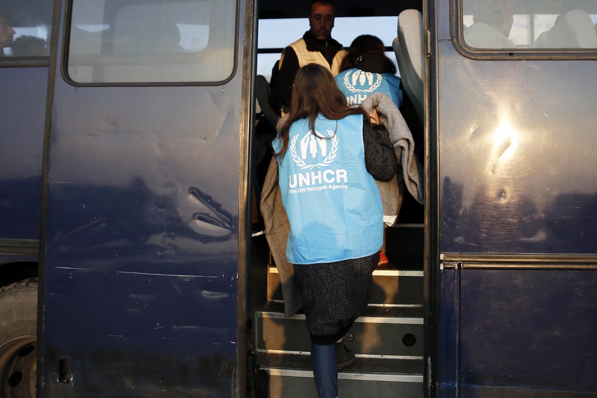 Voluntarios de ACNUR marchándose de Grecia (Foto: Reuters)