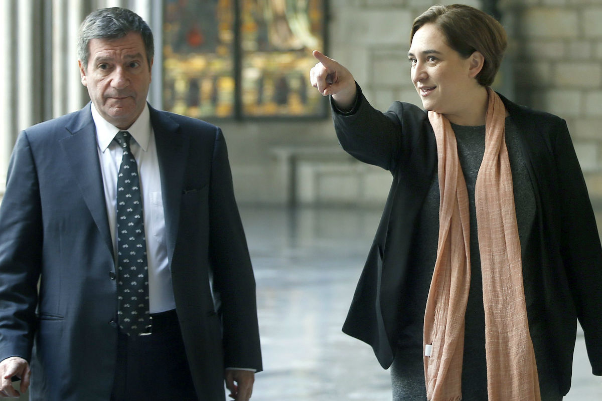 Ada Colau junto al alcalde de Atenas. (Foto: EFE)