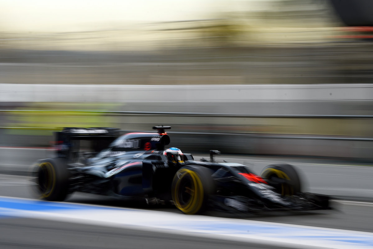 Fernando Alonso en el tercer día de test en Barcelona (Getty)