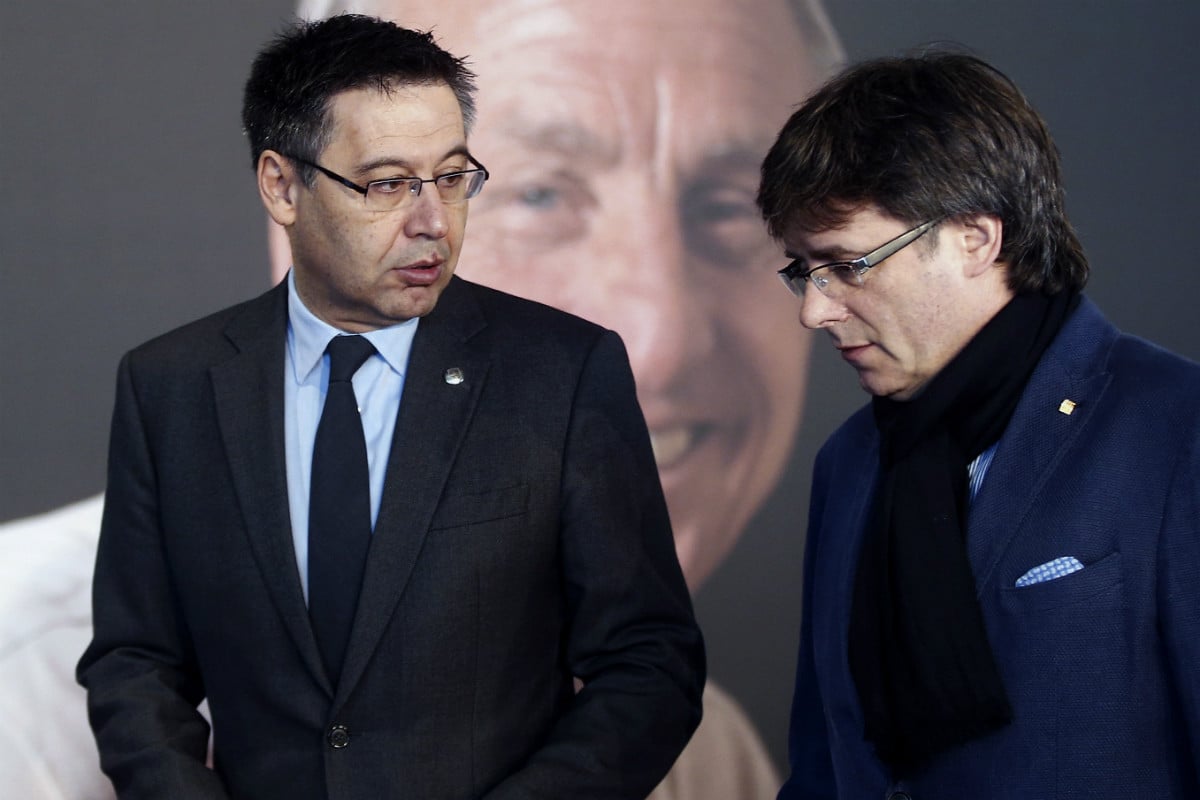 Bartomeu dialoga con Puigdemont en el homenaje a Cruyff. (EFE)