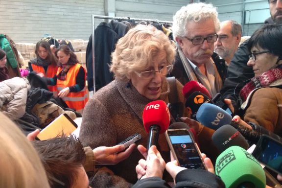 Manuela Carmena visitando a los voluntarios de los refugiados. (Foto: OKDIARIO)