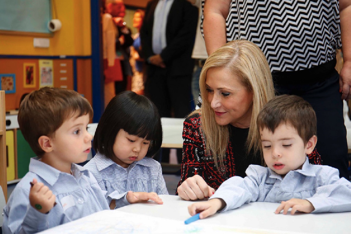 La presidenta regional Cristina Cifuentes en una guardería. (Foto: CAM)