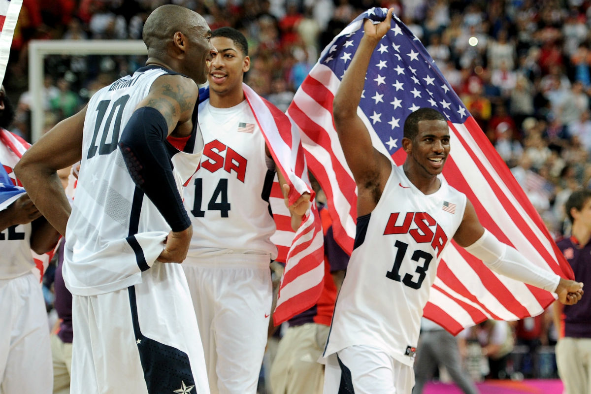 Anthony Davis celebra con Kobe Bryant y Chris Paul la medalla de oro olímpica en Londres. (Getty)