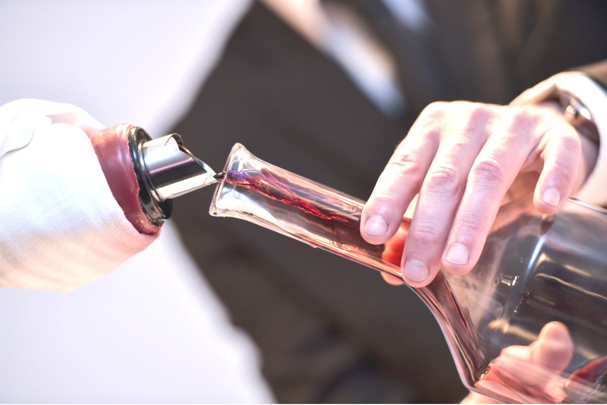 Un sumiller decanta una botella (Foto: igetty)
