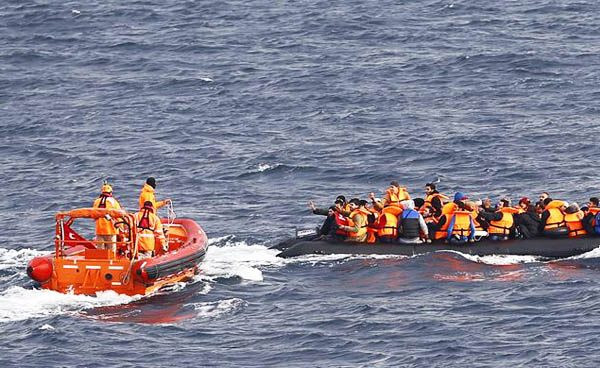 La OTAN y Frontex alcanzan un acuerdo para luchar contra las mafias y el tráfico de refugiados en el Egeo