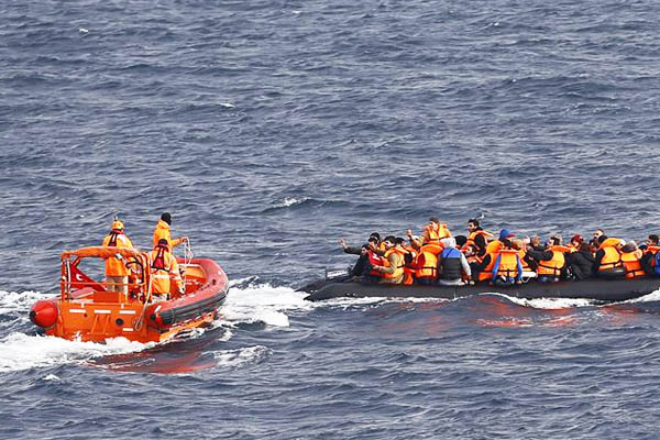 Migrantes sobre el mar Egeo (Foto: Reuters)