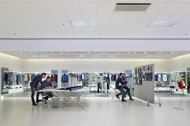 Trabajadores en la sede de Inditex en Arteixo. (Foto: Inditex)