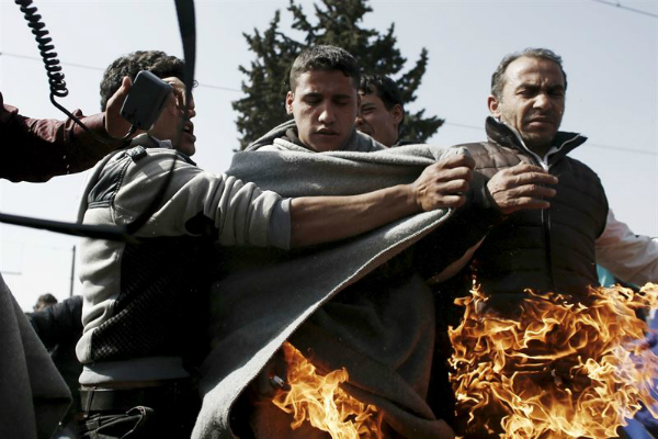 Dos refugiados se han prendido fuego en Idomeni (Reuters)