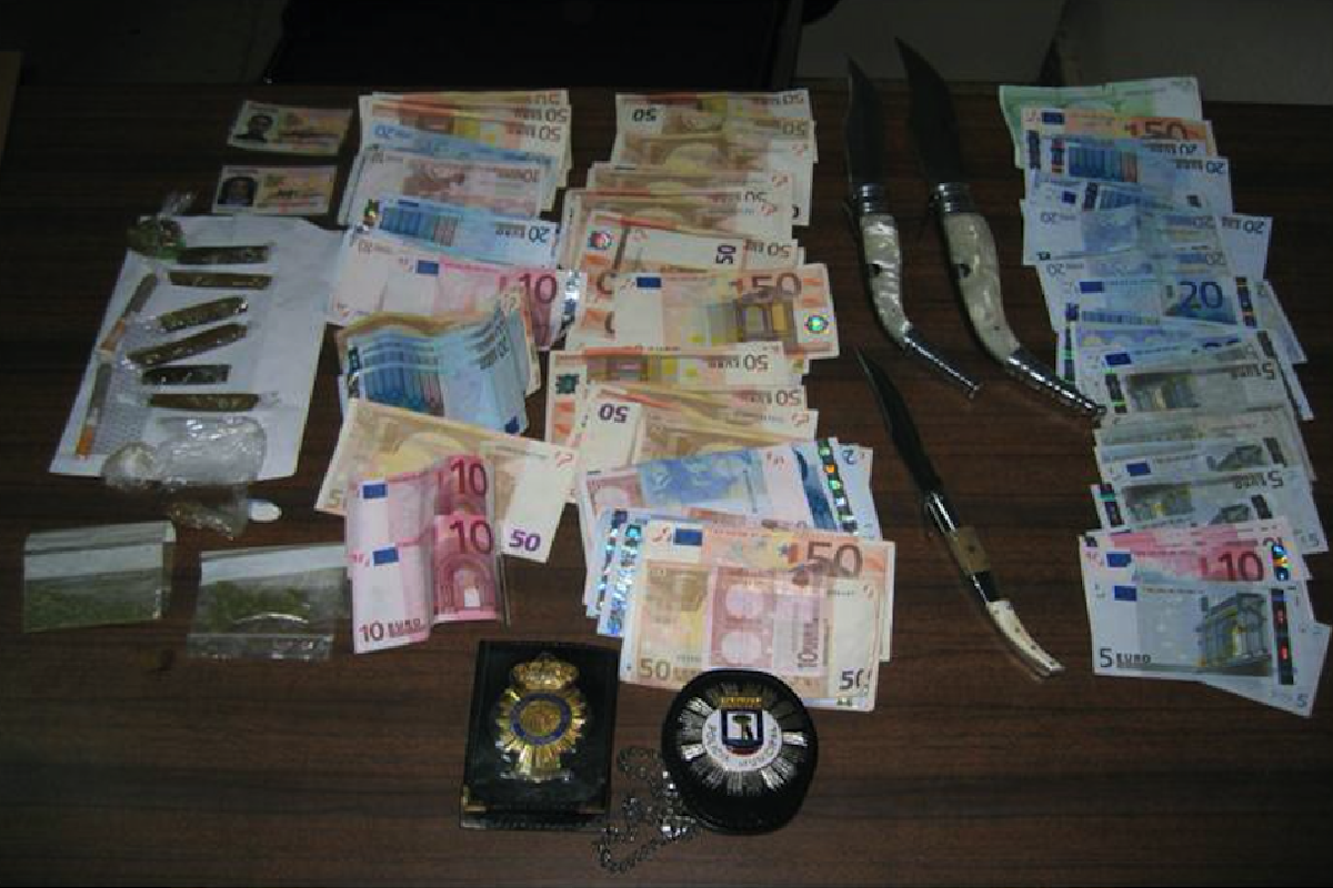 Incautaciones del grupo de investigación de 3.000 euros, droga y armas blancas de inmigrantes ilegales. (Foto: Policía)