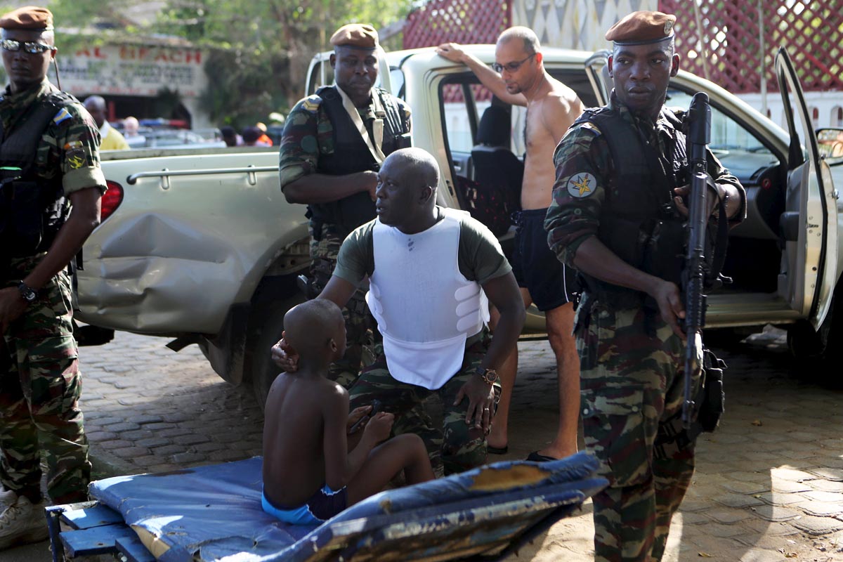Fuerzas militares se ocupan de los heridos tras el ataque terrorista al hotel (Foto: Reuters)