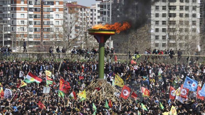 Los kurdos de Turquía hacen un tibio llamamiento a la paz durante la festividad del año nuevo persa