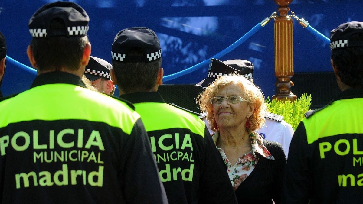 La alcaldesa Carmena pasando revista a la Policía Municipal. (Foto: Ayuntamiento)