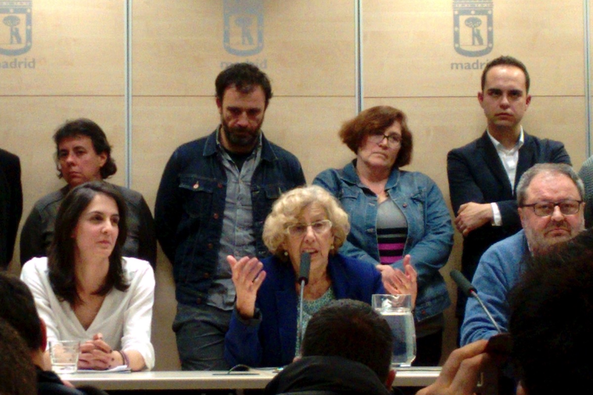 La alcaldesa Manuela Carmena y los concejales de Ahora Madrid. (Foto: OKDIARIO)