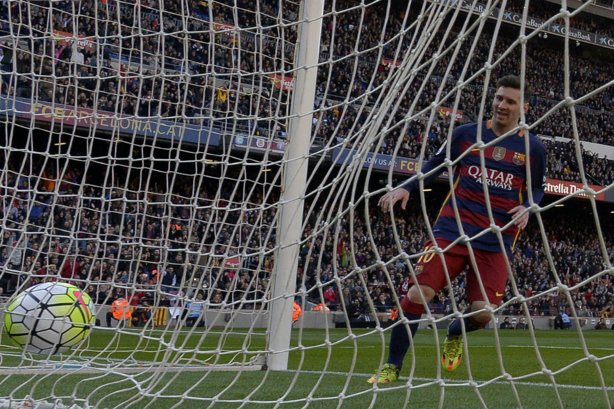 Leo Messi recoge el balón del fondo de las mallas. (AFP)