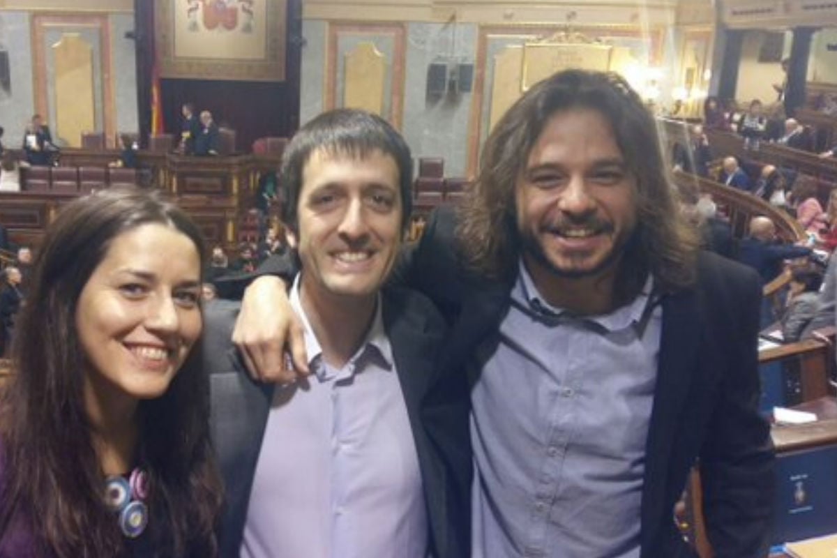 Miguel Vila junto a los diputados de Podemos. (Foto: Podemos)