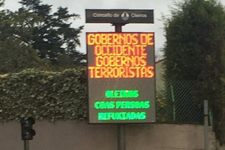 El alcalde bolivariano de Oleiros llama terroristas a los gobiernos de Occidente en rótulos públicos
