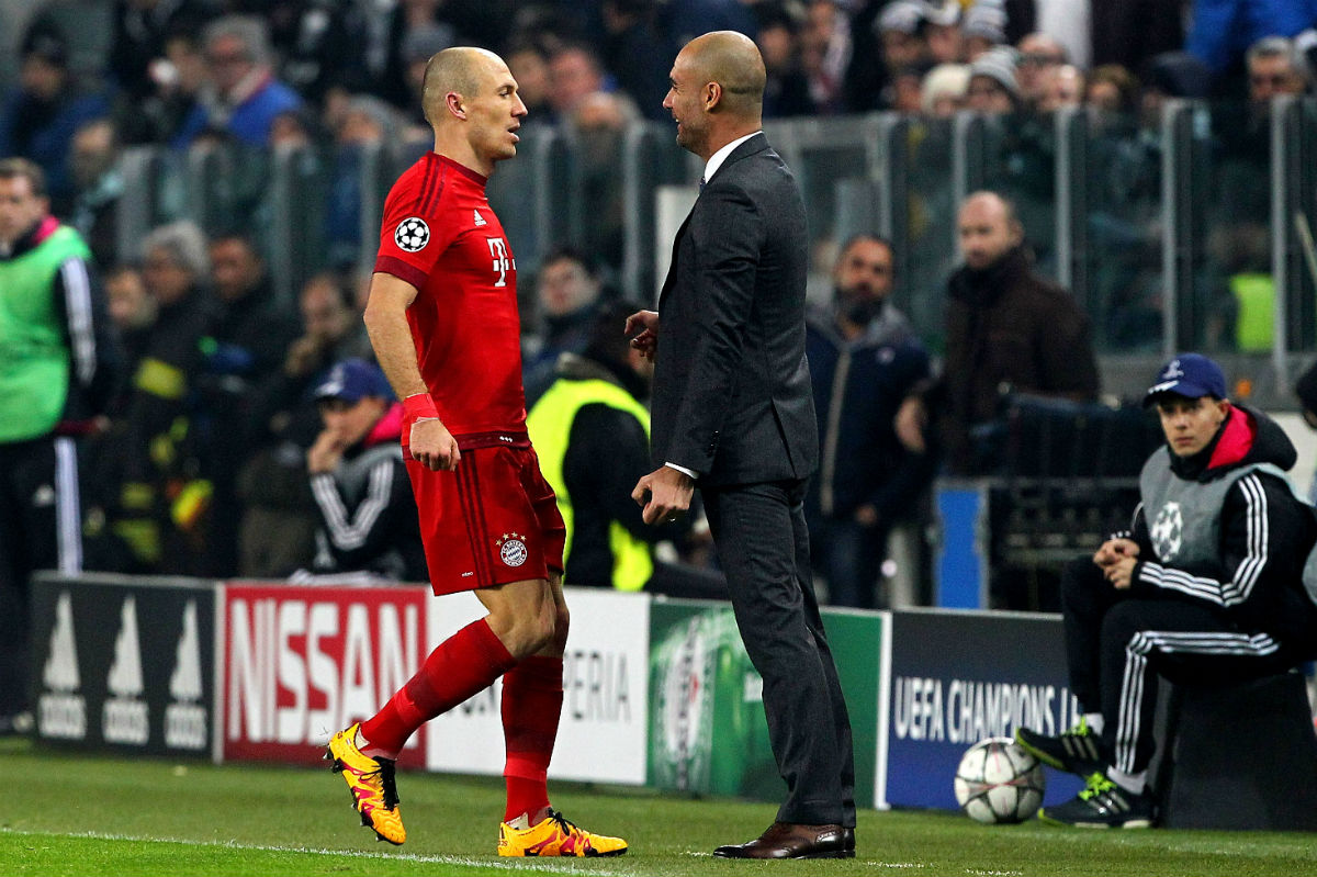 Guardiola conversa con Robben en la ida de octavos de final de la Champions. (Getty)