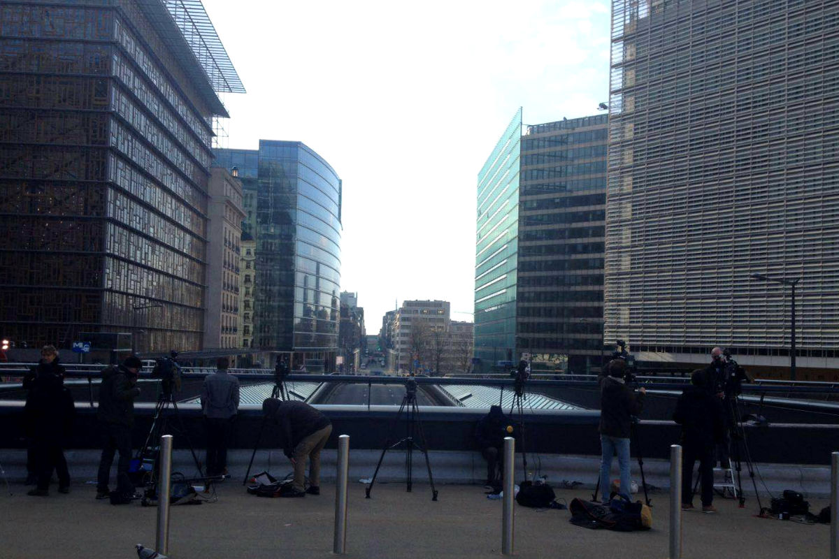 Imagen de la ciudad de Bruselas en la que solo los periodistas y los policías transitan por sus calles. (Foto: OKDiario)