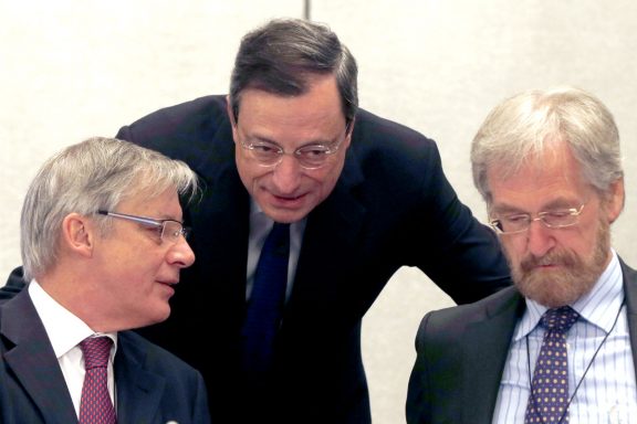 Mario Draghi (C) habla con el presidente del Banco de Francia, Christian Noyer, (I) y Peter Praet (D), miembro del Comité Ejecutivo del BCE (Foto: GETTY).