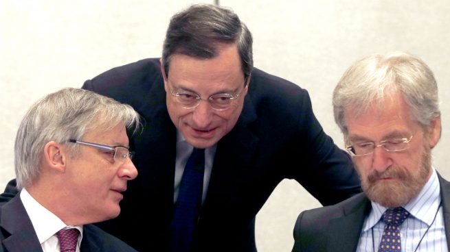 Mario Draghi (C) habla con el presidente del Banco de Francia, Christian Noyer, (I) y Peter Praet (D), miembro del Comité Ejecutivo del BCE (Foto: GETTY).