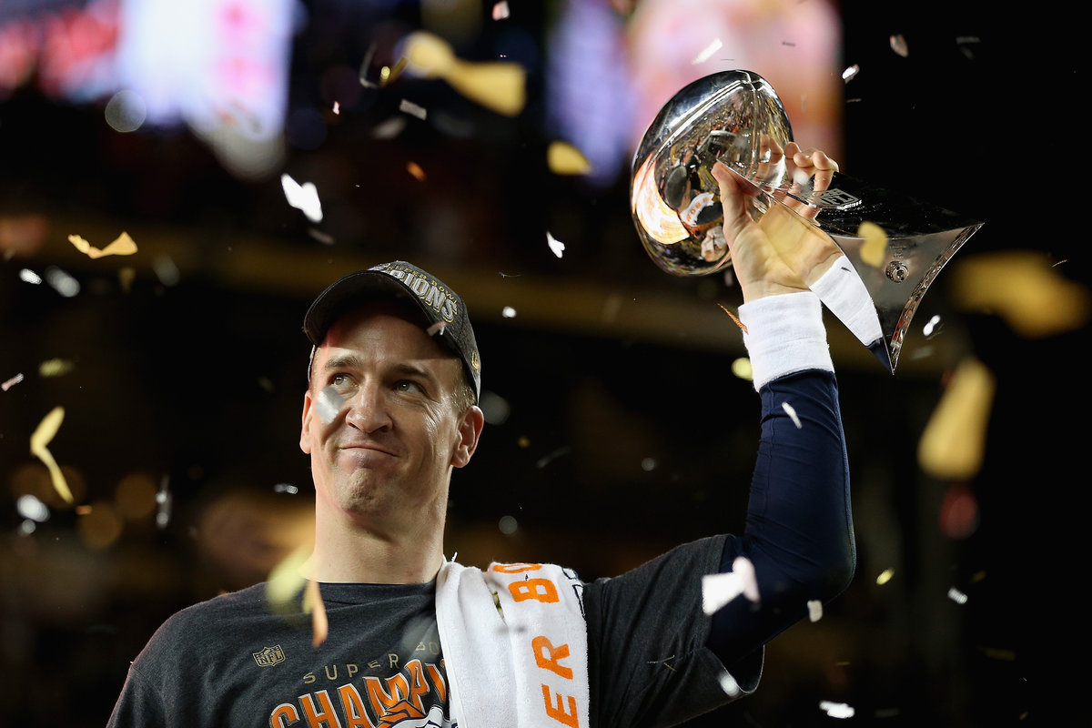 Peyton Manning levantando el Vince Lombardi en la Super Bowl 50 (Getty)