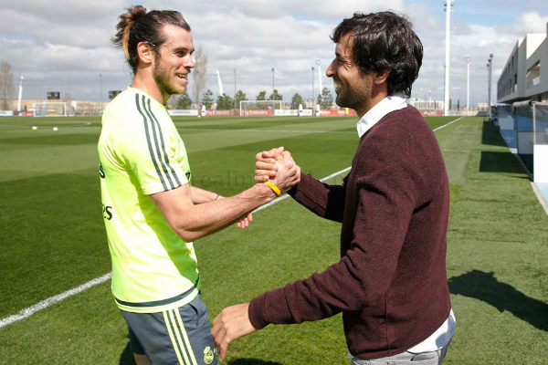 Raúl González se saluda con Gareth Bale.