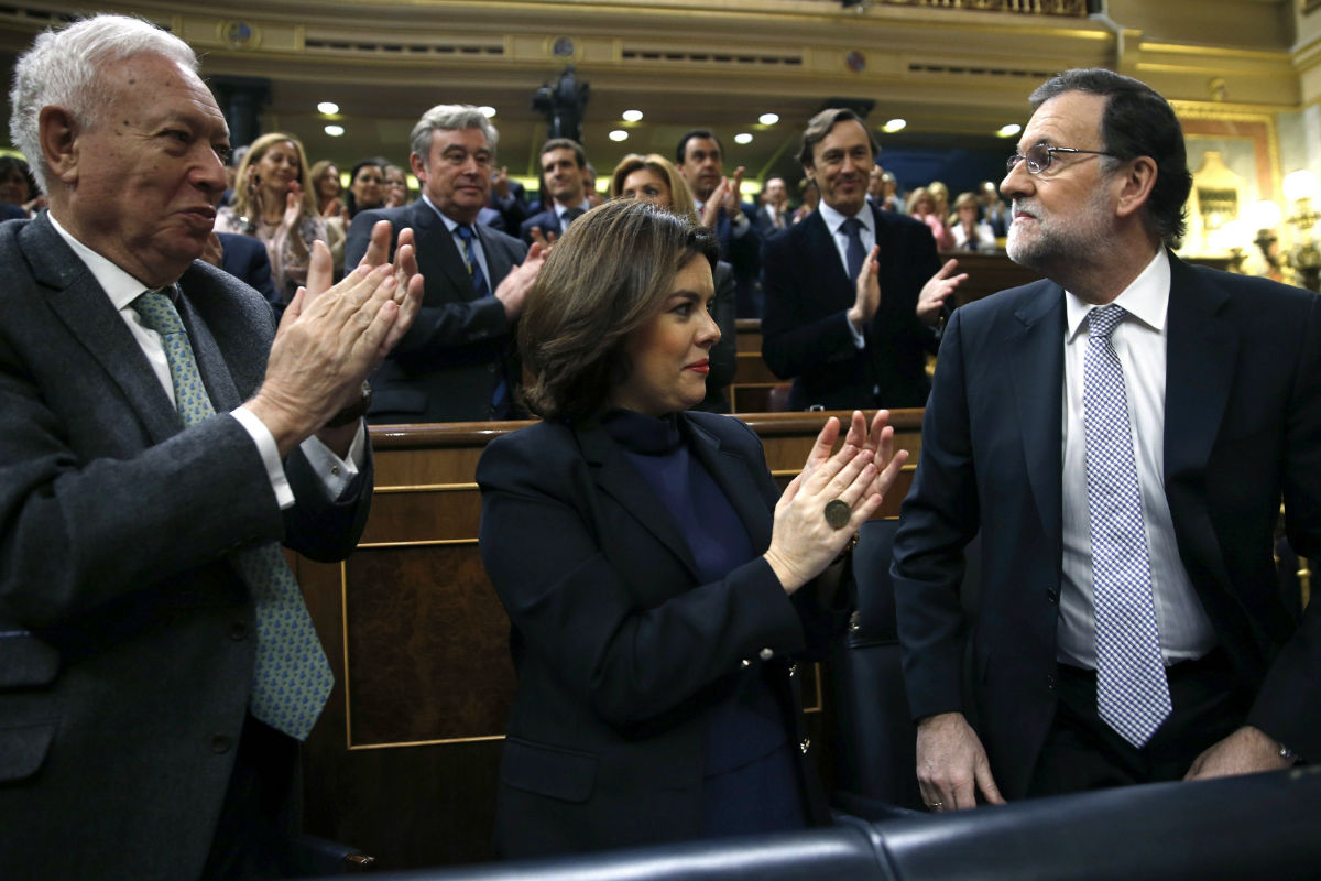 La bancada popular aplaude a Mariano Rajoy. (Foto: EFE)