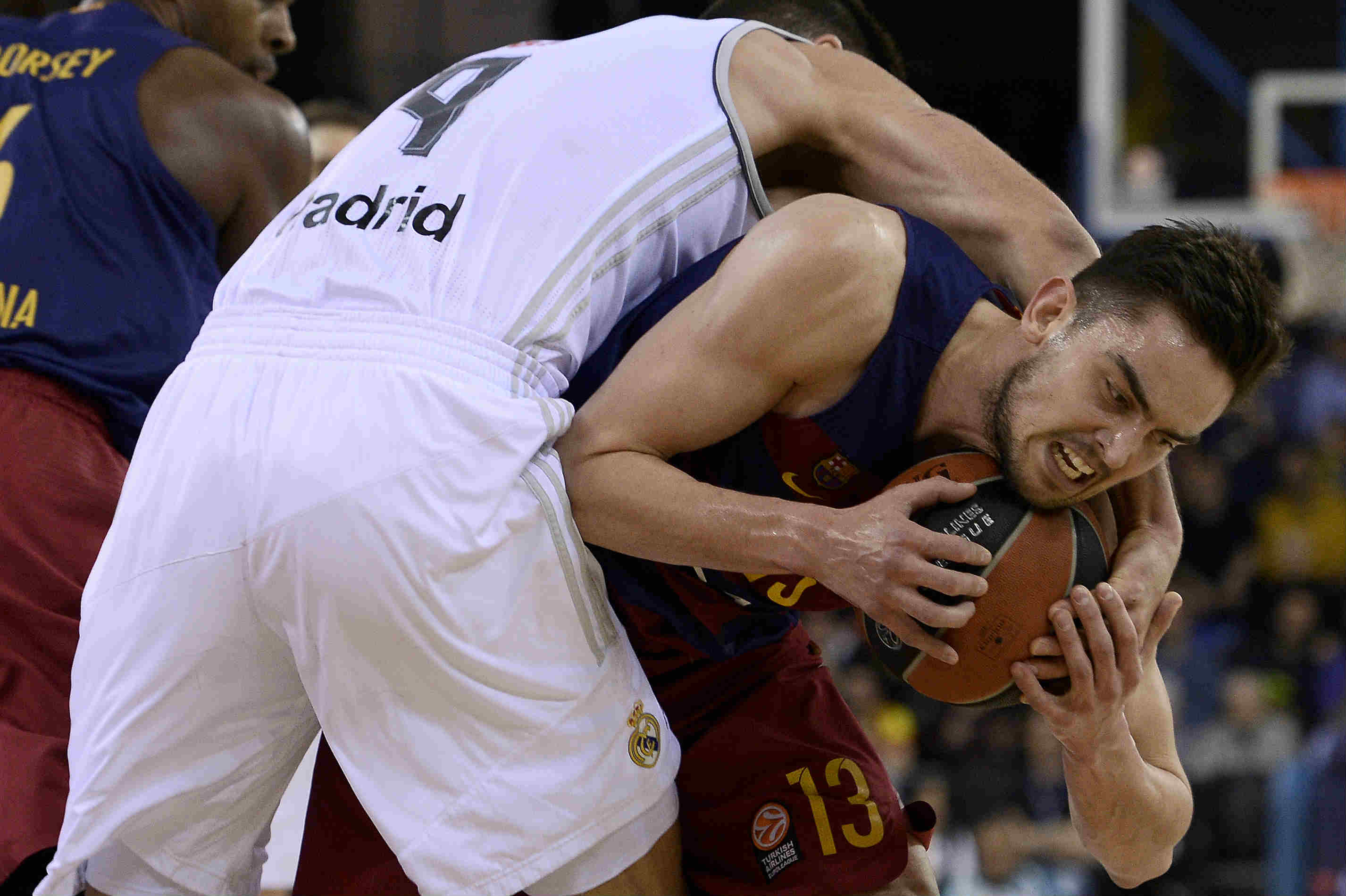 Satoransky pelea contra con el capitán del Real Madrid, Felipe Reyes. (AFP)