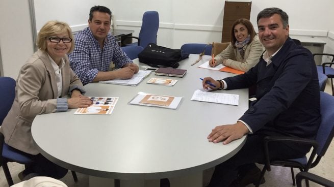 El candidato de C´s en Dos Hermanas en 2015, Manuel Varela durante una reunión.