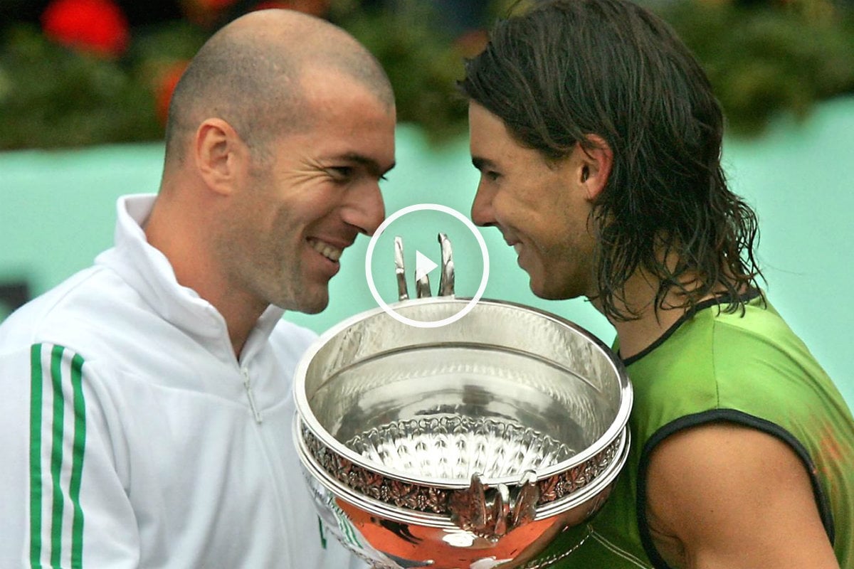 Zidane habla con Rafa Nadal tras entregarle el trofeo de ganador de Roland Garros. (AFP)