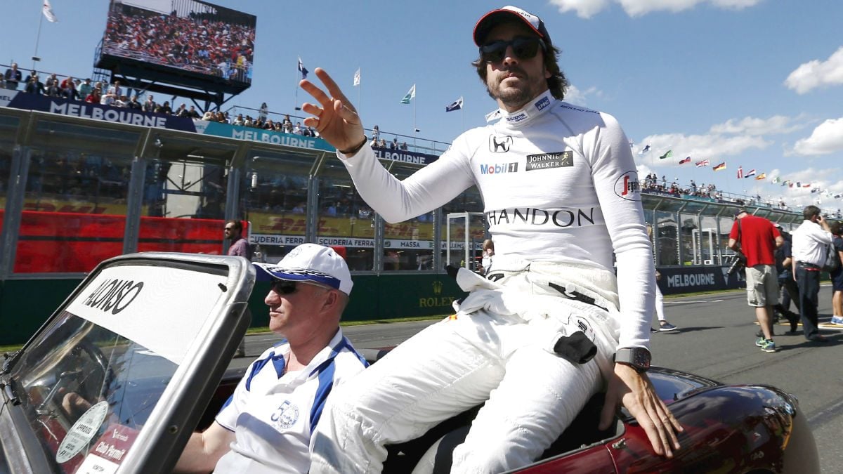 Fernando Alonso tiene esperanzas de volver a conducir un coche competitivo. (Reuters)