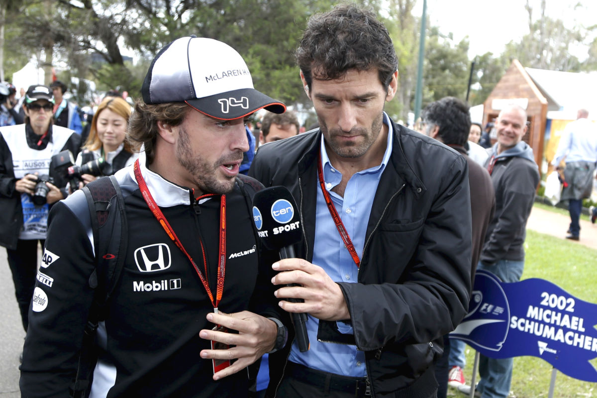 Fernando Alonso atiende a su amigo y ex piloto Marc Webber en Australia. (Reuters)